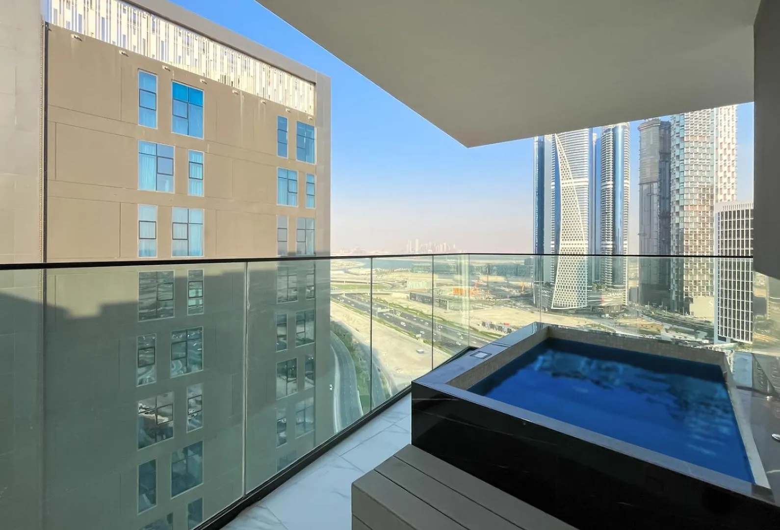 Livbnb-Classy 2B With Jacuzzi & Burjkhalifa View Dubai Apartment