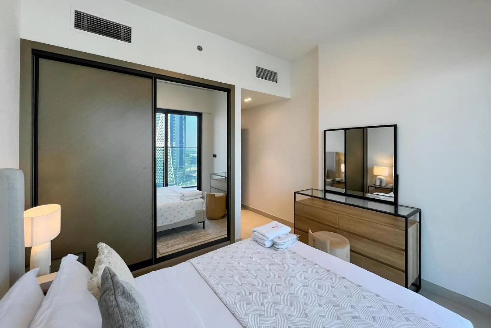 Livbnb-Classy 2B With Jacuzzi & Burjkhalifa View Dubai